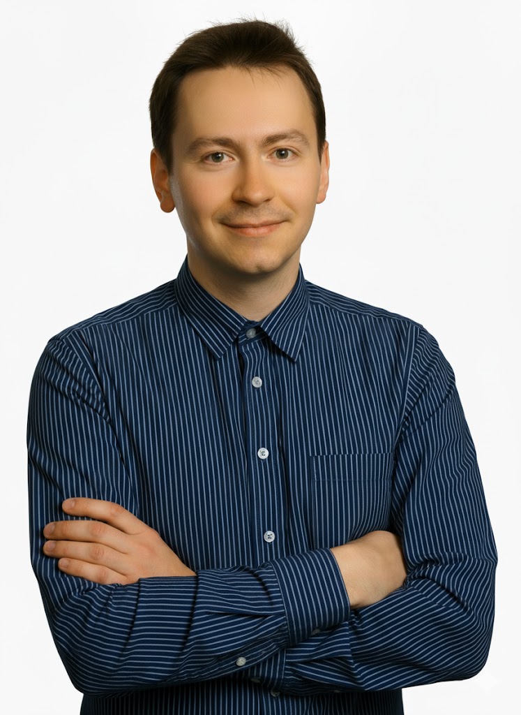 Specjalista Google Ads w niebieskiej koszuli z założonymi rękami