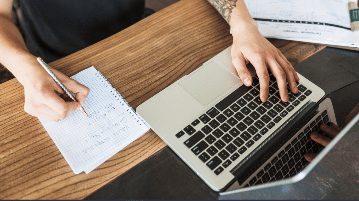 Copywriting SEO – planowanie tekstów na stronę internetową przy notatniku i laptopie
