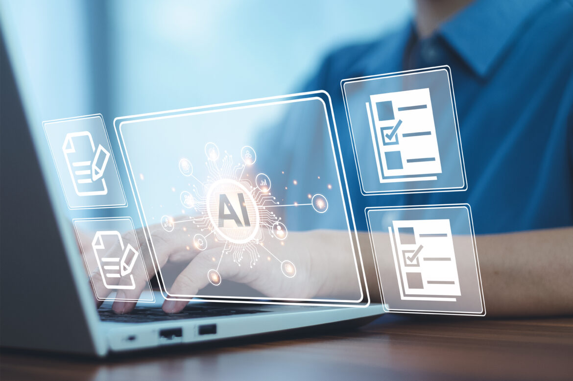 Generowanie opisu produktu z AI – dłonie na klawiaturze i holograficzny interfejs sztucznej inteligencji.